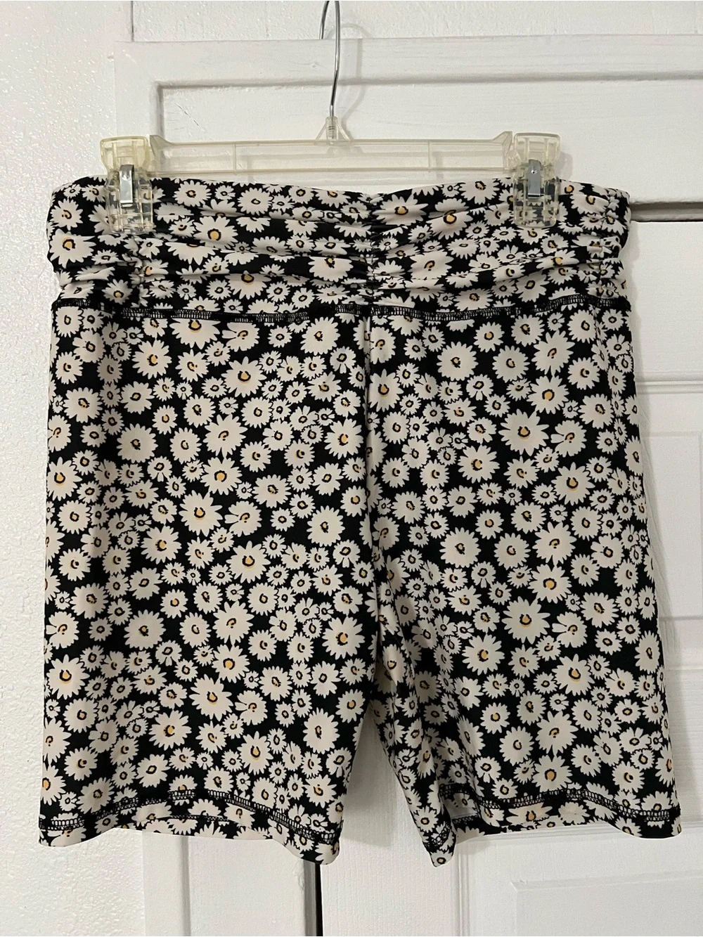 Forever 21 Daisy Floral Print High-Waist Women’s Shorts – Black and White Size L
